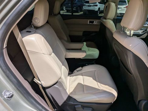 Used 2020 Ford Explorer Platinum w/ Premium Technology Package AWD/4WD image 31