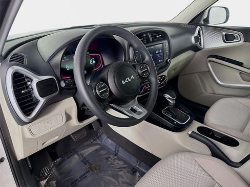 Certified 2025 Kia Soul LX w/ LX Technology Package FWD image 9