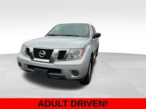 Used 2019 Nissan Frontier SV image 2