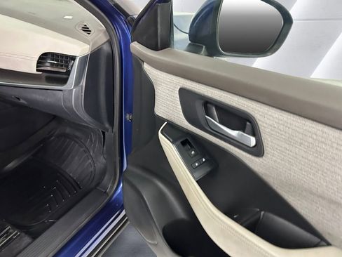 Used 2023 Nissan Rogue SV image 14