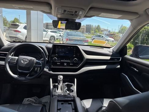 Used 2021 Toyota Highlander XLE AWD/4WD image 29