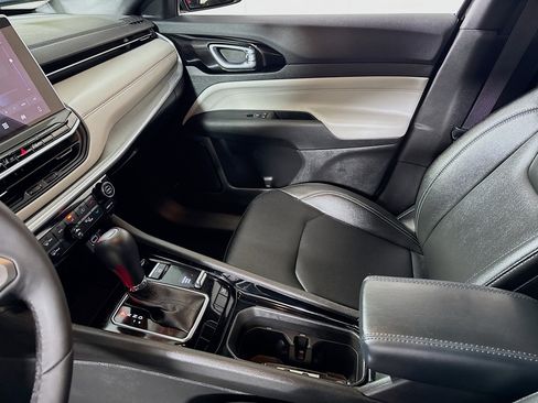 Used 2025 Jeep Compass Limited image 23