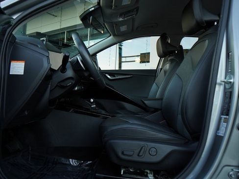 Used 2023 Kia Niro EX image 26