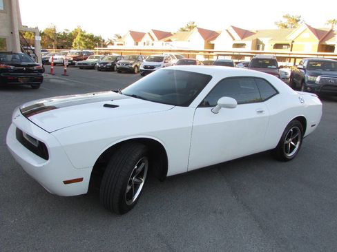 Used 2010 Dodge Challenger SE image 10