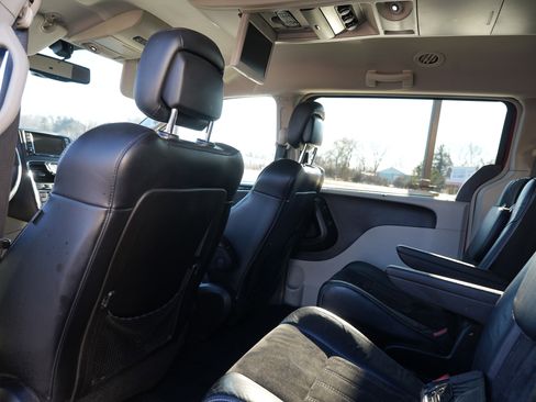 Used 2016 Chrysler Town & Country Limited image 21