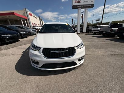 Used 2025 Chrysler Pacifica Select