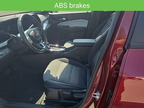 Used 2025 Chevrolet Trax LT w/ Driver Confidence Package FWD image 16