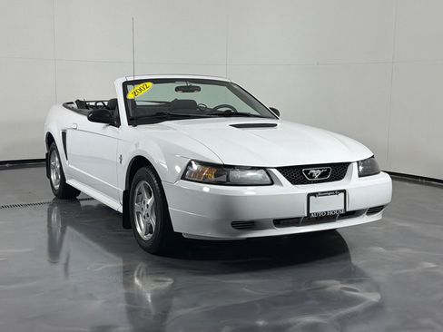 Used 2002 Ford Mustang Convertible RWD image 3