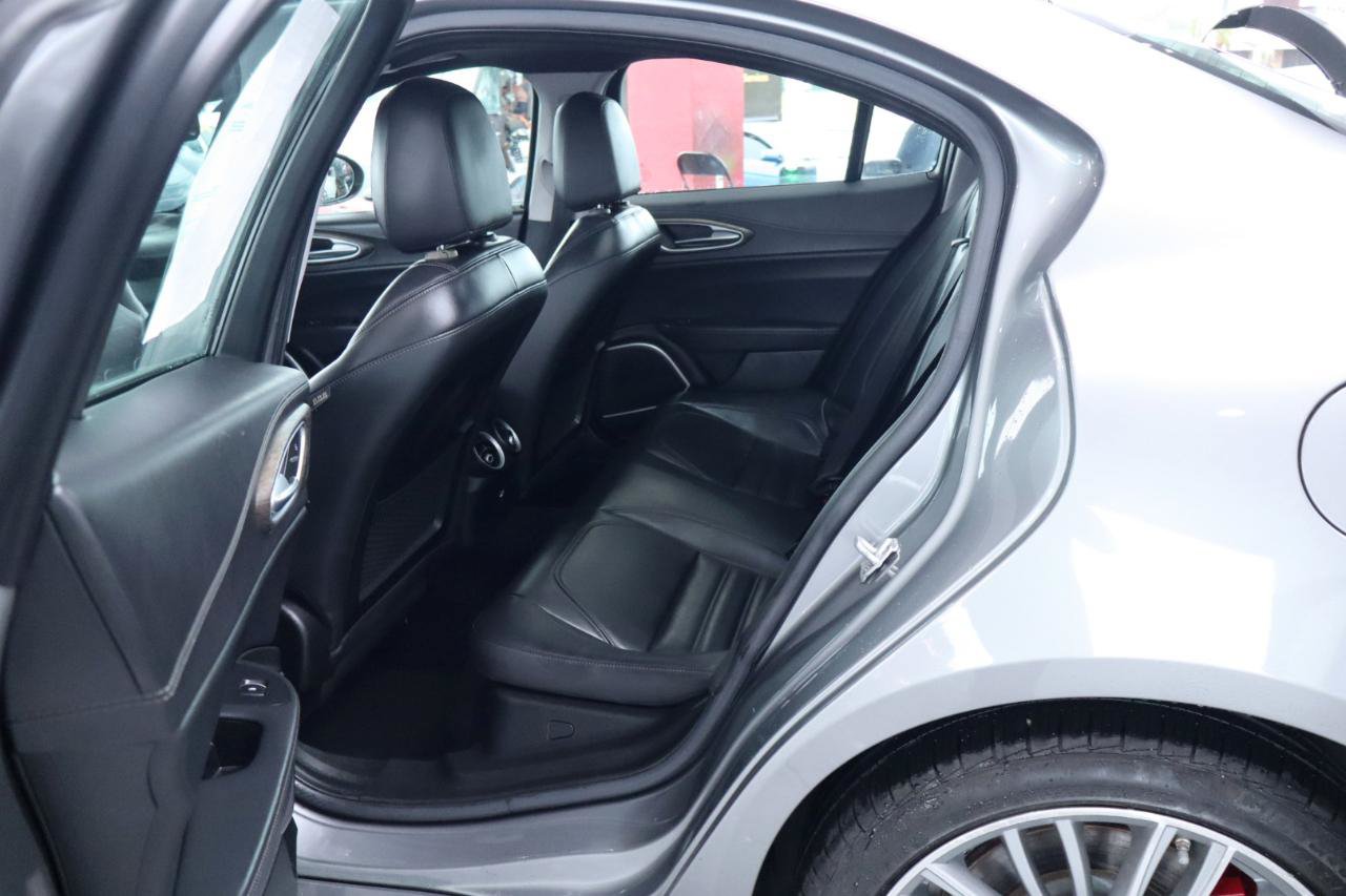 Used 2018 Alfa Romeo Giulia Ti w/ Quick Order Package 22Z Lusso RWD image 29