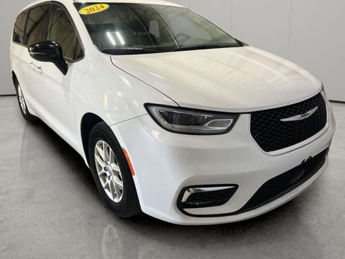 Used 2024 Chrysler Pacifica Touring-L FWD image 7