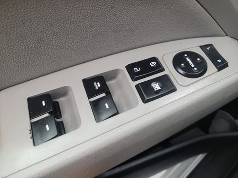 Used 2017 Hyundai Elantra Limited image 27