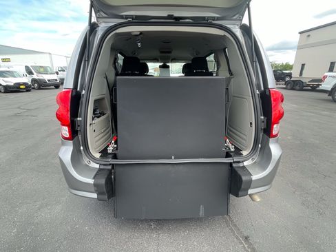 Used 2018 Dodge Grand Caravan SE w/ UConnect Hands-Free Group FWD image 9