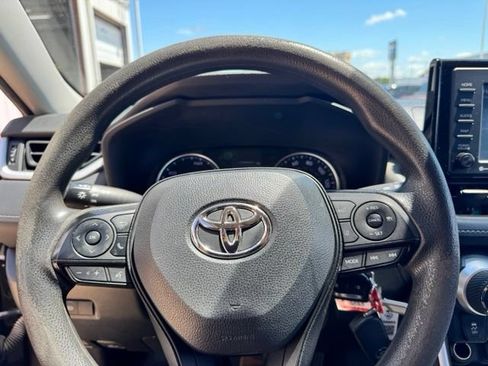 Used 2022 Toyota RAV4 LE AWD/4WD image 12