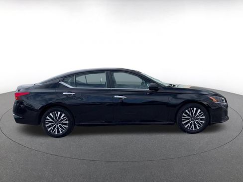 Used 2025 Nissan Altima 2.5 SV FWD image 13
