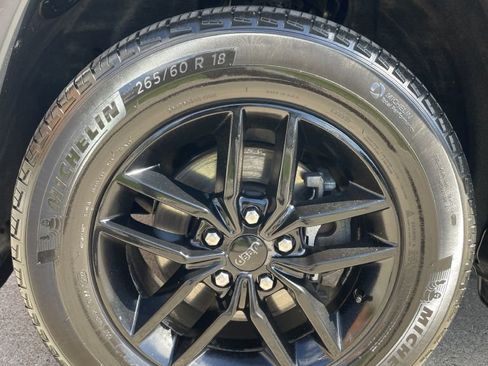 Used 2020 Jeep Grand Cherokee Laredo w/ Security & Convenience Group image 5