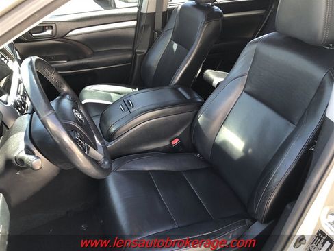 Used 2014 Toyota Highlander XLE FWD image 12