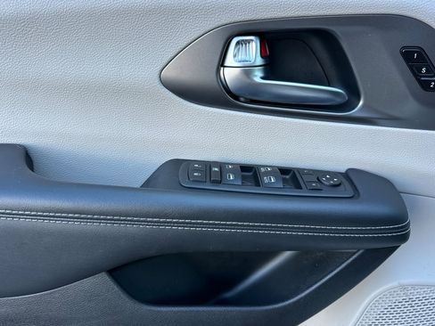 Used 2024 Chrysler Pacifica Touring-L image 11