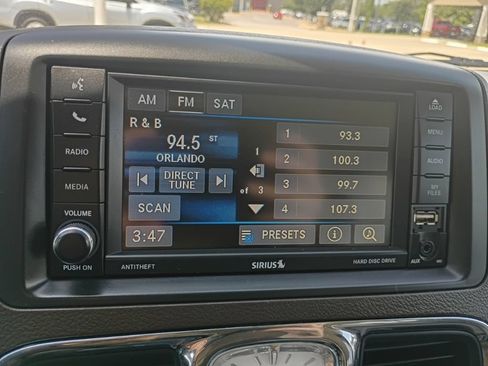 Used 2016 Chrysler Town & Country Touring FWD image 12