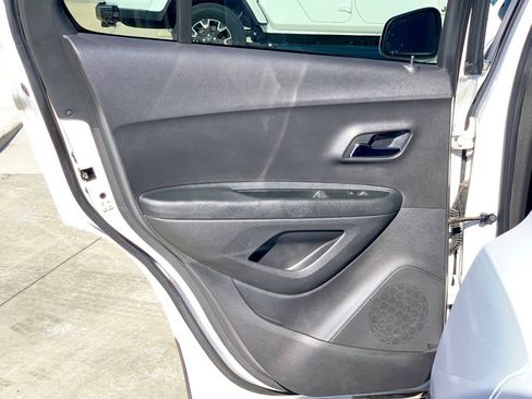 Used 2019 Chevrolet Trax LT FWD image 16