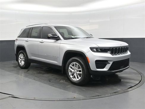 New 2025 Jeep Grand Cherokee Laredo image 1