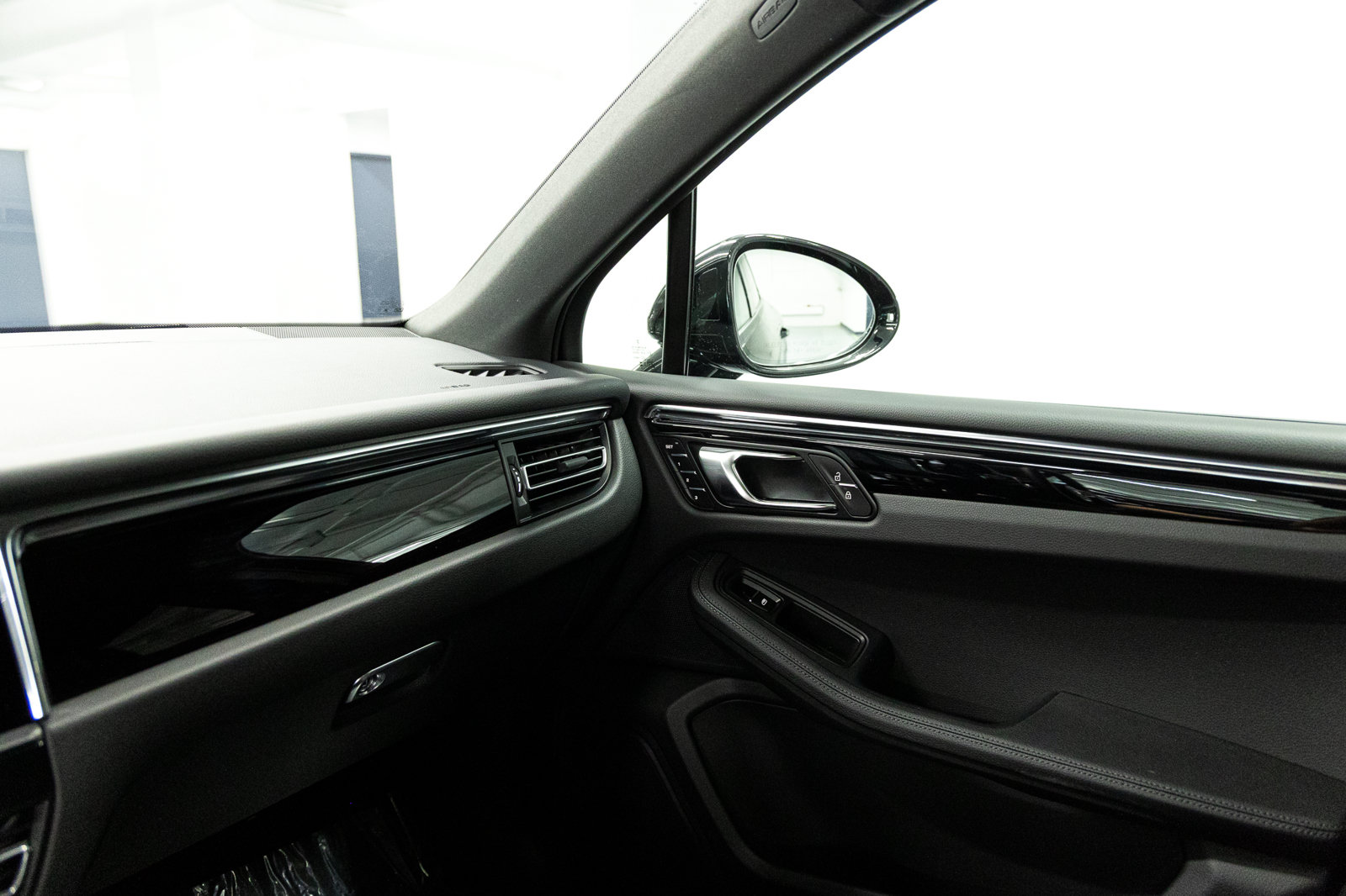 Used 2025 Porsche Macan AWD/4WD image 31