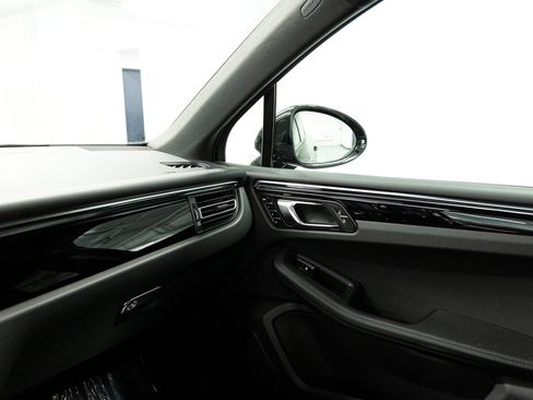 Used 2025 Porsche Macan AWD/4WD image 31