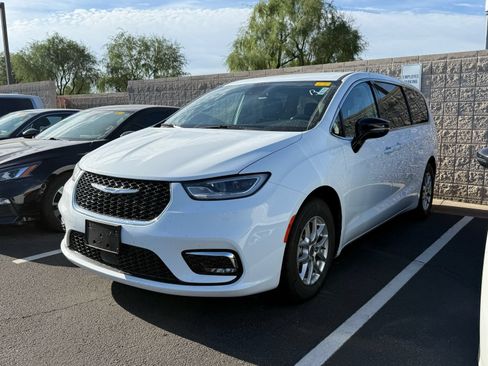 Used 2024 Chrysler Pacifica Touring-L FWD image 2