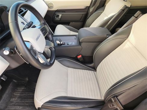 Used 2024 Land Rover Discovery Dynamic SE image 12