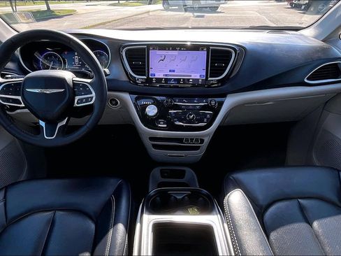 Used 2024 Chrysler Pacifica Touring-L FWD image 11