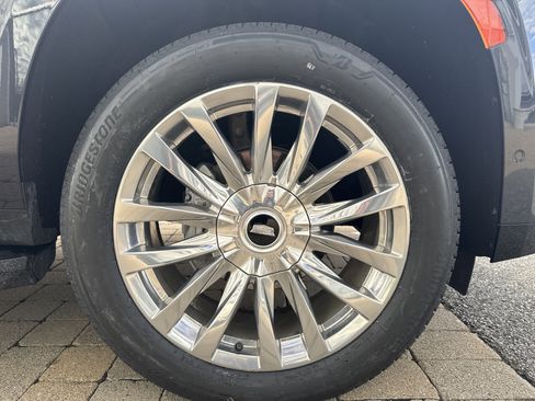 Used 2023 Cadillac Escalade Premium Luxury image 32