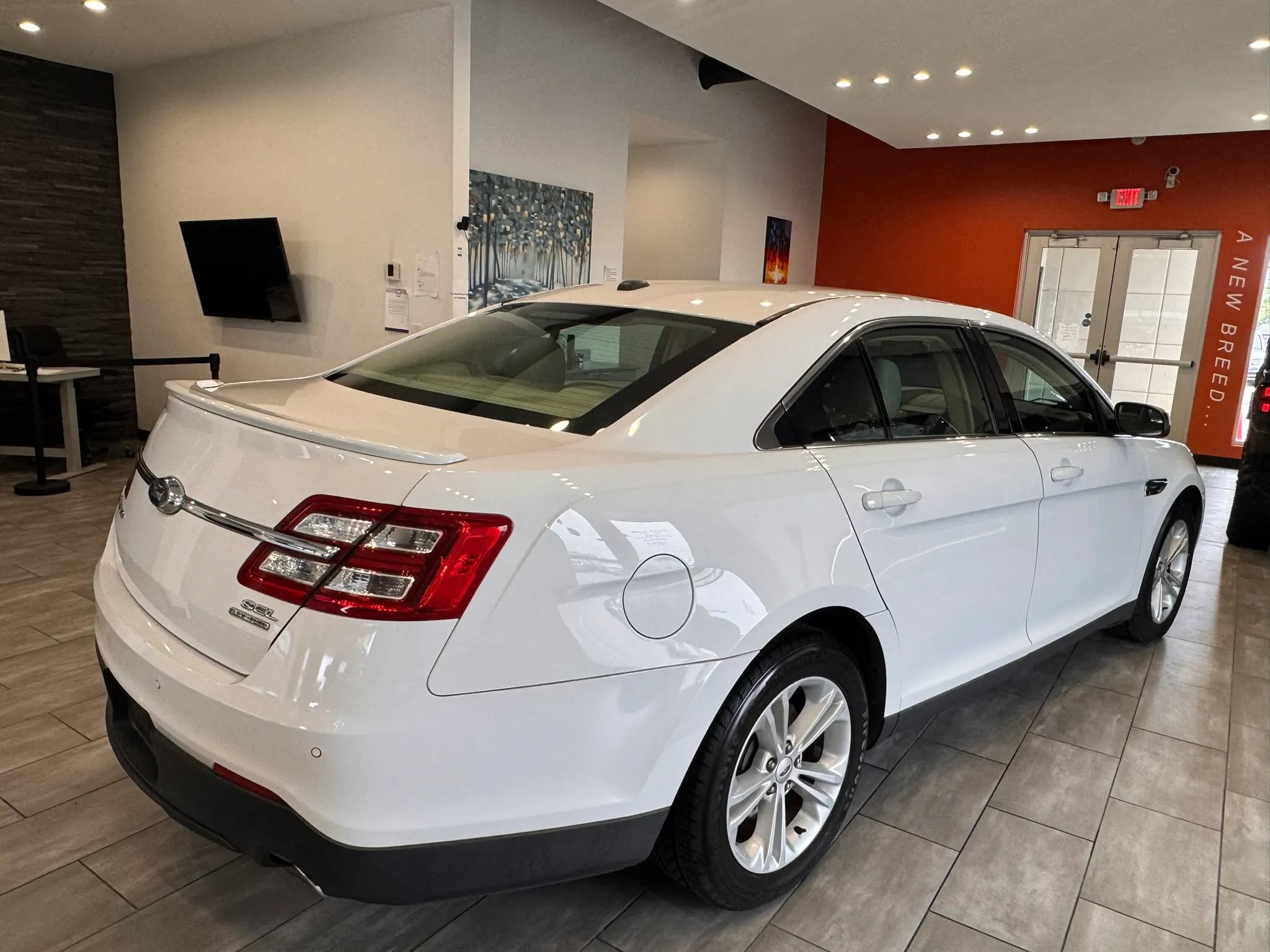 Used 2016 Ford Taurus SEL FWD image 15