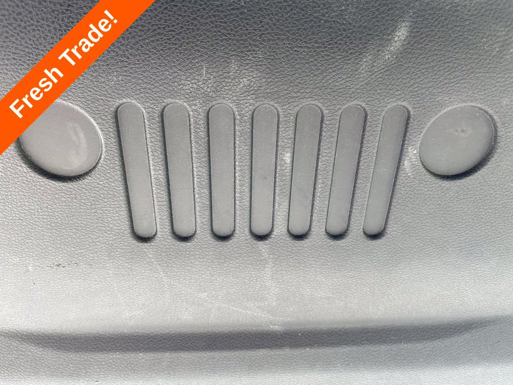 Used 2017 Jeep Renegade Latitude FWD image 32