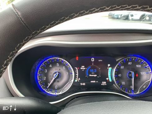 Used 2023 Chrysler Pacifica Touring-L FWD image 12