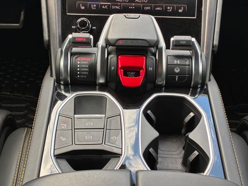 Used 2022 Lamborghini Urus AWD/4WD image 24