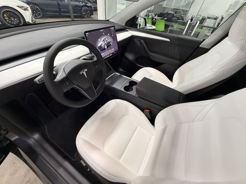 Used 2024 Tesla Model Y Long Range AWD/4WD image 10