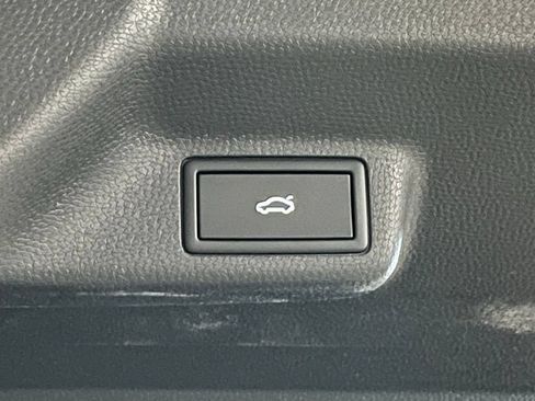 Certified 2025 Volkswagen ID. Buzz Pro S RWD image 38