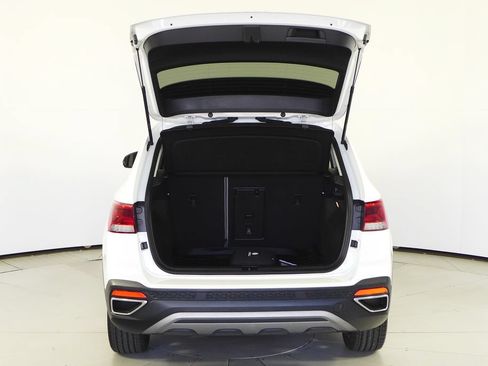 Used 2023 Volkswagen Taos SE w/ Panoramic Sunroof Package FWD image 10