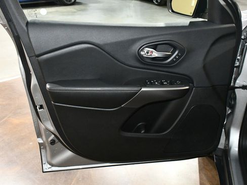 Used 2019 Jeep Cherokee Limited image 43