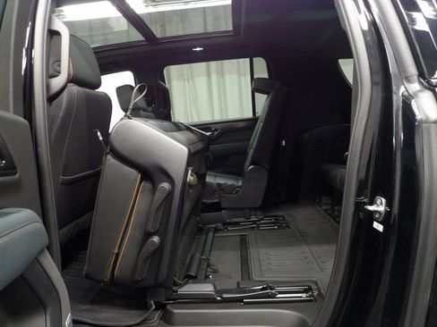 Used 2025 GMC Yukon XL AT4 AWD/4WD image 52