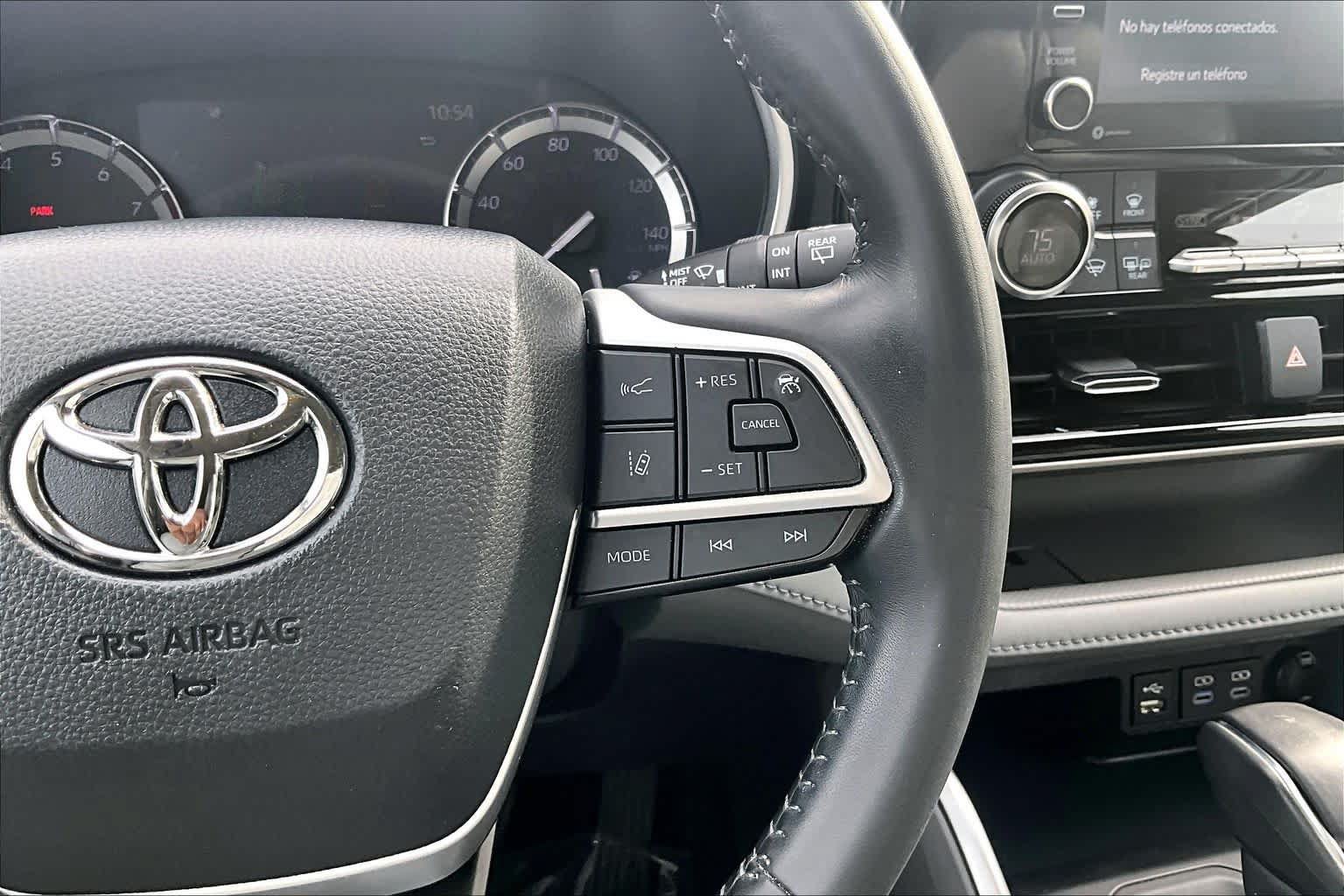 Used 2022 Toyota Highlander XLE AWD/4WD image 24