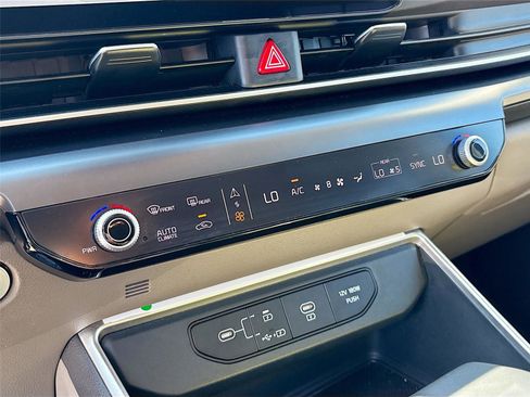 Used 2025 Kia Carnival FWD image 16