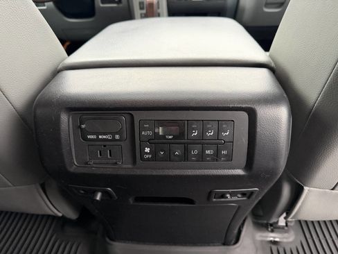 Used 2017 Toyota Sequoia Platinum image 27