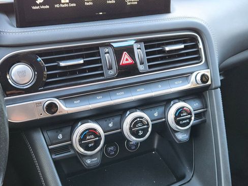 Used 2023 Genesis G70 2.0T image 18