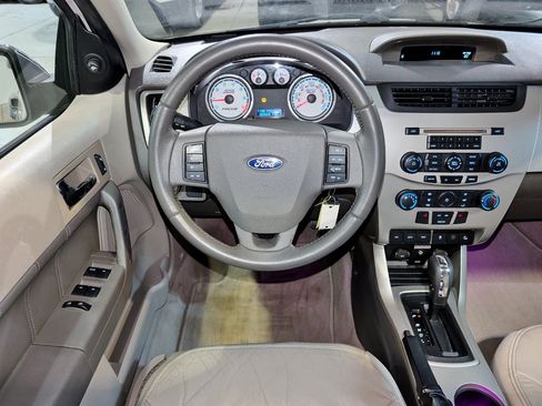 Used 2010 Ford Focus SEL image 3