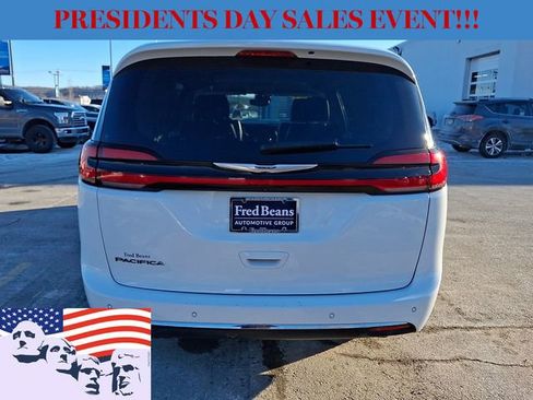 Used 2024 Chrysler Pacifica Touring-L image 9