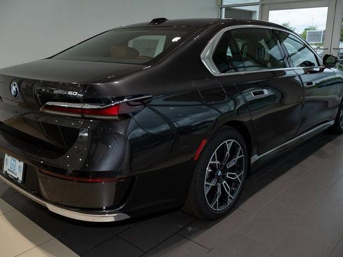 Used 2025 BMW i7 eDrive50 w/ Premium Package RWD image 5