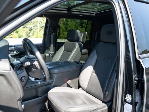 Used 2023 Chevrolet Suburban Z71 w/ Luxury Package AWD/4WD image 15