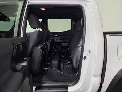 Used 2018 Toyota Tacoma TRD Off-Road w/ Technology Package AWD/4WD image 19