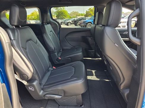 New 2026 Chrysler Pacifica Select FWD image 17