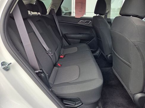 Used 2023 Kia Sportage LX image 7